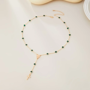 Collier en Y doré avec cristaux vert foncé, médaille de la Vierge et pendentif croix