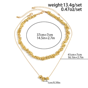 Détail de la taille du collier double rang en perles CCB dorées et fragments métalliques