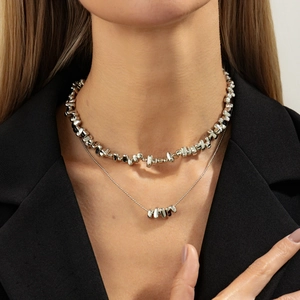 Collier double épaisseur en perles argentées avec breloques géométriques de style minimal