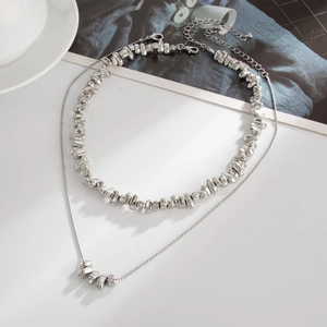 Collier chic argenté à deux rangs avec des perles CCB irrégulières sur chaîne métal