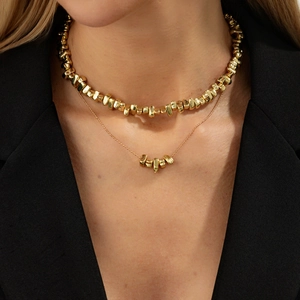 Ensemble de colliers superposés en perles CCB dorées au style minimaliste moderne