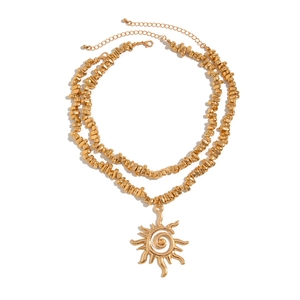Collier double rang doré avec pendentif soleil martelé et perles en métal texturé