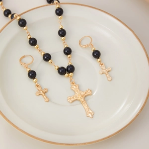 Ensemble collier et boucles d'oreilles croix gothique punk avec perles noires