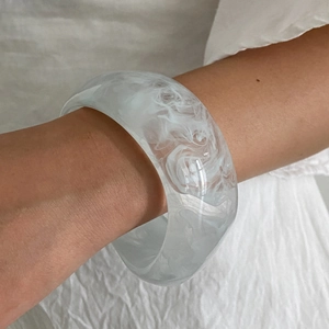 Bracelet large en résine tendance avec motifs marbrés blancs pour femmes