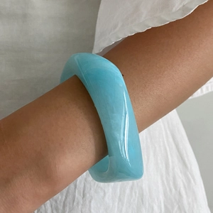 Bracelet tendance en résine épaisse bleu ciel avec finition translucide pour femmes