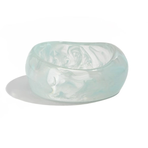Bracelet jonc irrégulier en résine bleu clair avec des textures marbrées blanches chics