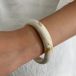 Fashionable cream marble resin thick bangle for women with minimalist retro design