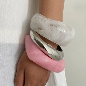 Fashion Irregular Resin Bangle Bracelet For Women Modern Geometric Marble Texture Twisted Polished Alloy Trendy Jewelry