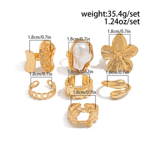 Detailansicht 7-teiliges Set goldene unregelmäßige Ringe mit Größen und Gewichtsangaben