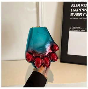 Gros plan d'une pochette en acrylique en patte d'ours avec dégradé bleu-rouge