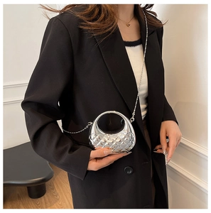 Detailansicht der silbernen Metallic-Tasche mit Steppmuster und Rundgriff