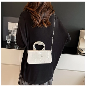 Sac boîte chic en acrylique avec texture marbre blanc, poignée en U argentée et bandoulière