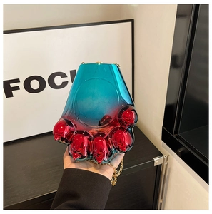 Vue détaillée de la pochette de soirée en acrylique dégradé bleu et rouge en forme de patte