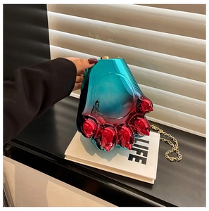 Détail d'une pochette de soirée en acrylique en forme de patte avec dégradé métallique