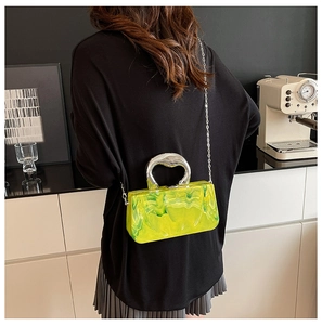 Sac boîte en acrylique marbré vert avec poignée métallique argentée sur un mannequin