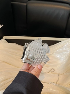 Exquisite silberne Abendtasche in Fischform aus Metall mit Kettenriemen für Damen