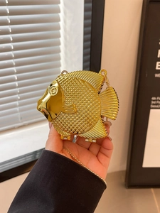 Exquisite goldene Abendtasche in Fischform aus Metall mit Kettenriemen für Damen
