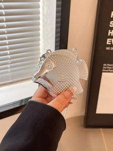 Kreative silberne Abendtasche in Fischform mit Metallschuppen und Kettenriemen