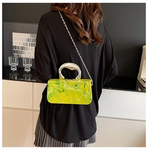 Détail du sac pochette en acrylique marbré vert fluo avec poignée et bandoulière