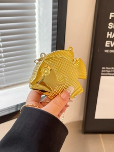 Moderne goldene Abendtasche in Fischform mit metallischen Schuppen und Umhängekette