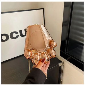 Vue détaillée de la pochette patte de chat rose doré avec chaîne métallique