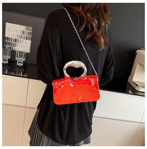 Sac chic en acrylique marbre rouge avec poignée argentée courbée et bandoulière chaîne