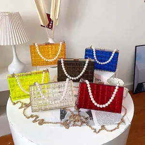 Sac à bandoulière matelassé en acrylique avec anse en perles en sept coloris