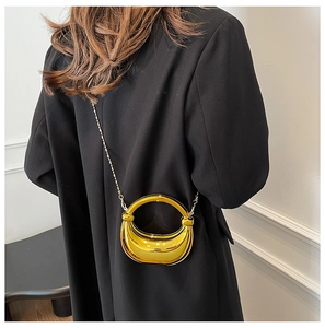Metallische goldene Sichelhandtasche mit kreisförmigem Griff und Kettenriemen für Abend