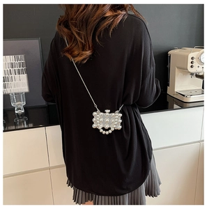 Chique acryl mini-tas met witte parels en zilveren ketting op een model