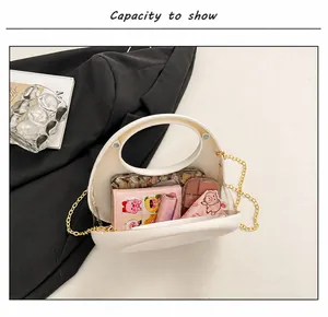 Innenansicht der Acryl-Handtasche mit Platz für Handy, Lippenstift und Kosmetika