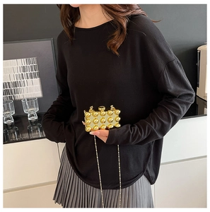 Detail van de gouden kralen avondclutch met luxe metalen ketting schouderband