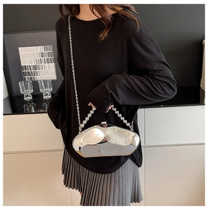 Elegante borsa da sera in acrilico specchiato argento con design ovale e catena