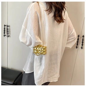 Mini goudkleurige kralentas met metallic spiegeleffect en fijne gouden schouderketting