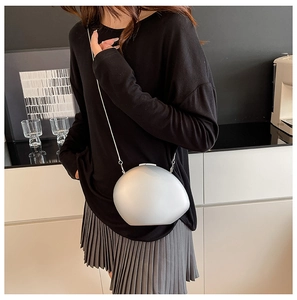 Sac bandoulière galet argenté irrégulier avec chaîne en métal pour femme