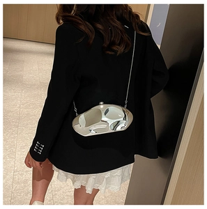 Borsa a tracolla argento effetto metallo liquido con catena moderna su modella