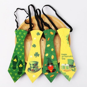 Detail van St. Patrick's Day-stropdassen met klaver- en kabouterpatronen op dienblad