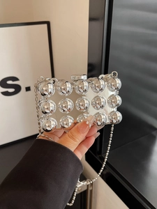 Zilveren metallic mini-box clutch tas met een elegante bolletjes schouderriem