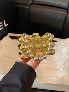 Elegante mini-avondtas met glanzende gouden en zilveren metalen bollen en ketting