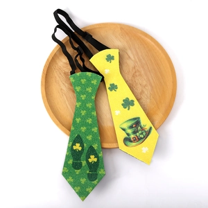 Detail van St. Patrick's Day stropdassen voor huisdieren met klaverpatronen en elastiek