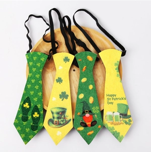Glimmende St. Patrick's Day dassen set met klaver- en kabouterpatronen op houten dienblad