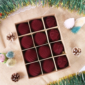 Set di 12 palline di Natale floccate bordeaux in forme rotonde e geometriche