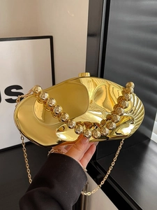 Elegante borsa da sera geometrica dorata con manico di perle e tracolla a catena