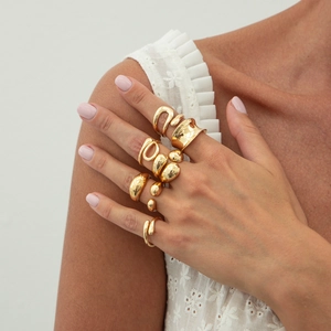 Ensemble de bagues dorées géométriques organiques avec textures de lave et perles