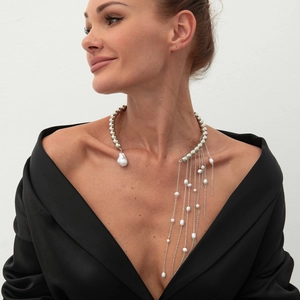 Asymmetrische Perlenkette mit langen Fransen und Silberperlen an elegantem Modell