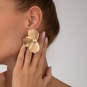 Orecchini a fiore dorati oversize con petali 3D e finitura metallica opaca per donna