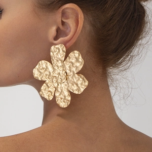 Orecchini a perno a forma di fiore dorato martellato dal design artistico e stile moderno