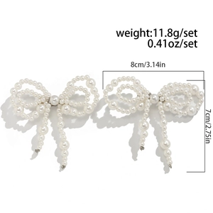 Detailed view of pearl bow clips showing weight and size measurements in centimeters