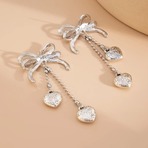 Boucles d'oreilles nœud vintage en argent avec chaînes perlées et pendentifs cœur