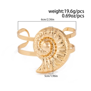 Detailansicht eines goldenen Muschelarmbands mit Maßen von 6 cm Breite und 19,6 g