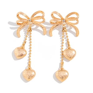 Boucles d'oreilles nœud dorées avec pendentifs cœur et chaînes pour femmes